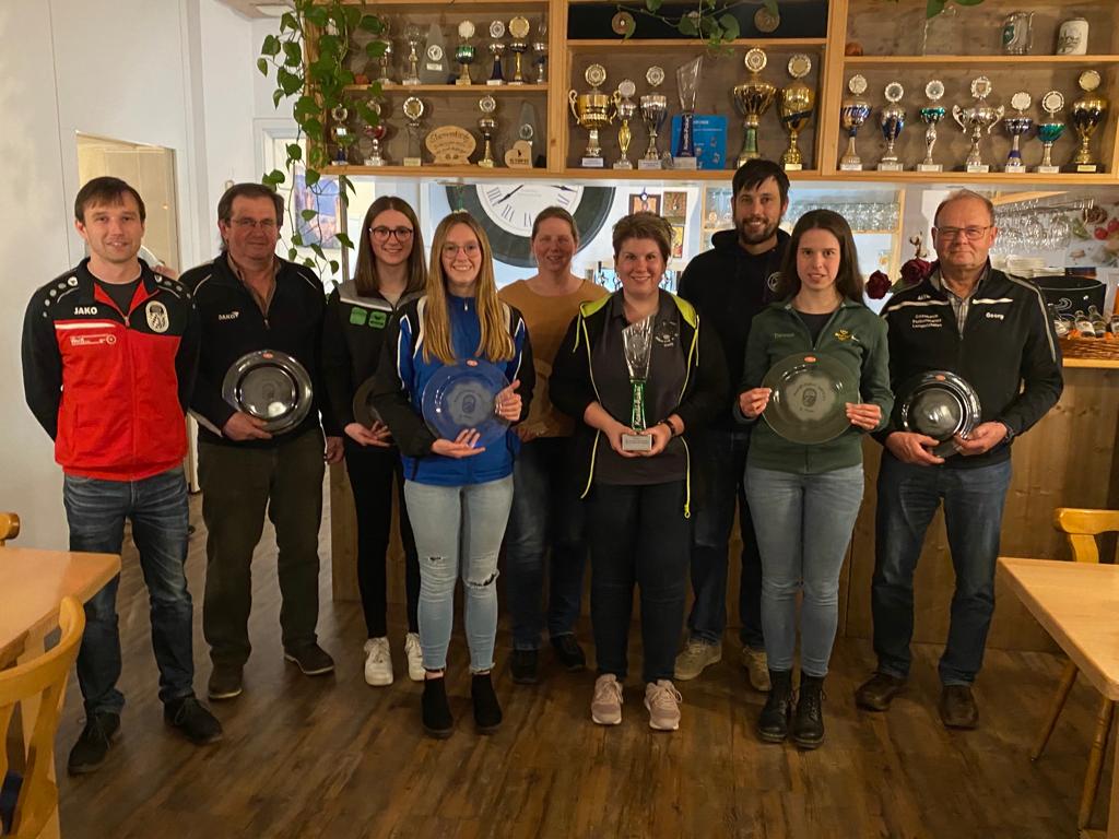 Die Mannschaftsführer der Finalisten des diesjährigen Kneißl-Pokal-Finales (von links nach rechts) Bernhard Kothmeier (Gausportleiter), Johann Limmer (Junkenhofen), Maria Fischhaber (Autenzell-Rettenbach), Sara Lidl (Aresing), Michaela Mair (Edelshausen), Stephanie Höpp (Alberzell), Albert Zaindl (Singenbach), Teresa Bux (Weilach), Georg Märkl (Lampertshofen).