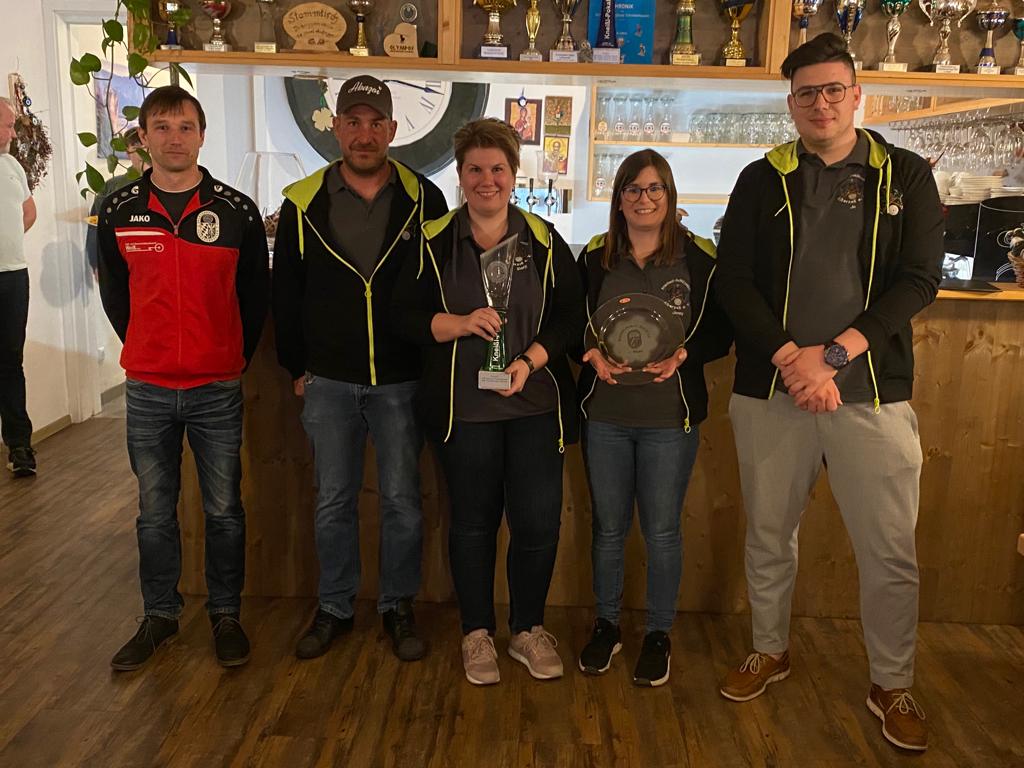 Die Gewinner des Kneißl-Pokals 2023 Frischauf-Schützenlust Alberzell 1, v.l.n.r.: Bernhard Kothmeier (Gausportleiter), Markus Höpp, Stephanie Höpp, Jenny Pschida und Johannes Stichlmair