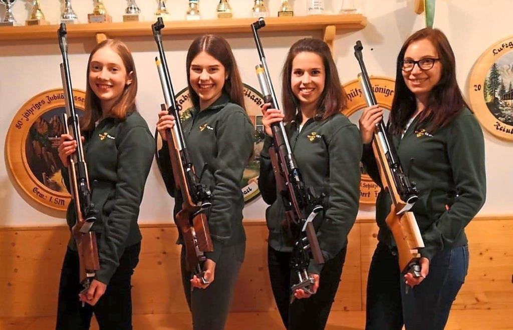 Treffsichere Damen: Die erste Vertretung von Edelweiß Weilach - bestehend aus (v. l.) Anna Wagner, Viktoria Bux, Teresa Bux, Denise Hofmann und Annemarie Wagner (nicht im Bild) - schoss mit 1512 Ringen das beste Tagesergebnis.