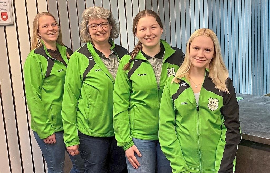 Zwar nicht ganz so treffsicher wie die erste Vertretung ihres Vereins, aber in der F-Klasse trotzdem siegreich: (v. l.) Nicole Henn, Sieglinde Gutsmann, Natalie Wörmann und Julia Deuter von Hopfavogl Niederscheyern II landeten nun ihren vierten Saisonerfolg.