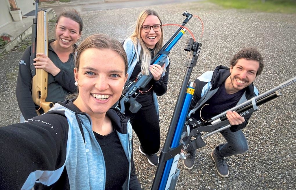 Strahlende Gesichter: Die dritte Vertretung aus Adelshausen mit (v. l.) Verena Dallmeir, Anja Hufnagel, Daniela Schmid und Tobias Unger. liegt der C-Klasse nun mit zwei Punkten in Führung.