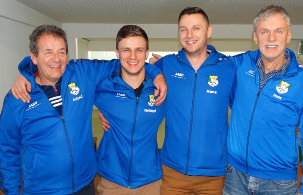Die Kellerschützen Tegernbach um (v. l.): Roland Silz, Christoph Linder, Hans Linder jun. und Hans Linder sen. freuen sich über den Meistertitel in der Gauliga.